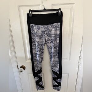 Women’s size medium Black & Gray Diamond print Orangetheory Leggings